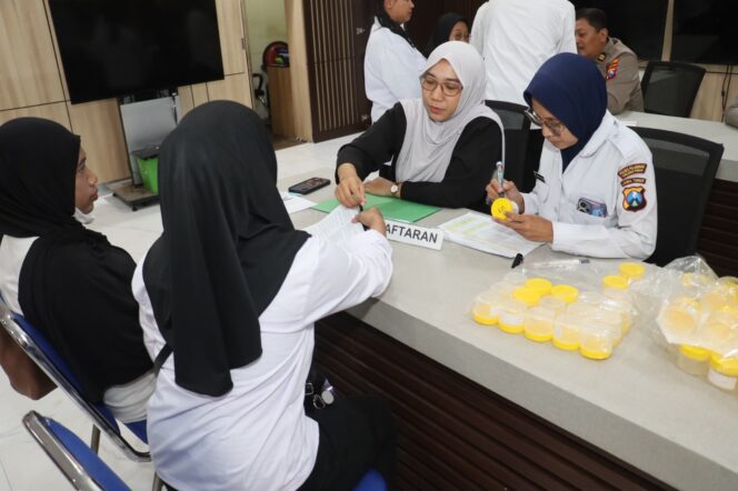 
 Polres Pelabuhan Tanjung Perak Gelar Pemeriksaan Kesehatan untuk Petugas SPPG