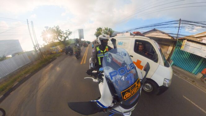 
 Sirine Ambulan Mati, Polisi Satlantas Gresik Sigap Buka Jalan Ambulans
