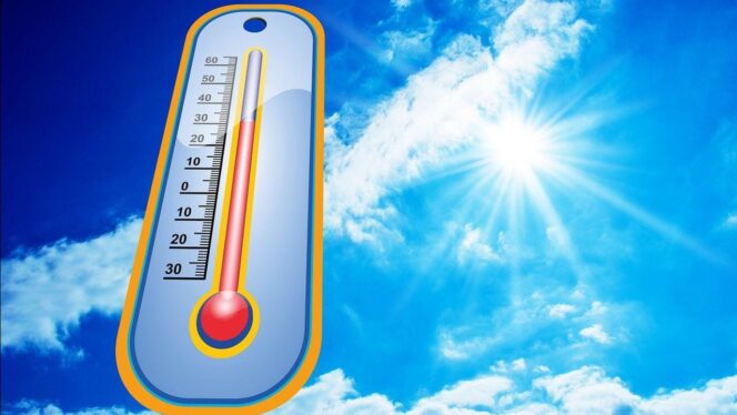 
 Cuaca Panas Ekstrem Mendera Surabaya, Suhu Tembus 36°C Terasa 42°C — Warga Diimbau Batasi Aktivitas Luar Ruangan