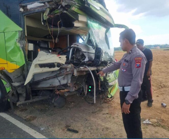 
 Bus Gunung Harta Tabrak Dump Truk di Sampang, Dua Orang Luka dan Kerugian Capai Rp30 Juta