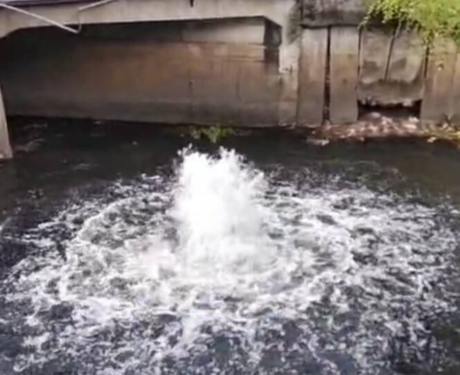 
 Diduga Aktivitas Geologis, Sungai di Rungkut Semburkan Gas dan Air Setinggi 70 Sentimeter