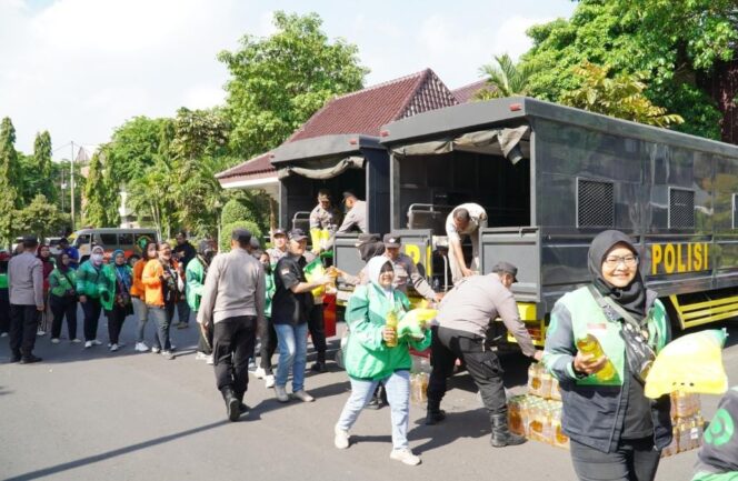 
 Polda Jatim Peduli Masyarakat Gelar Baksos Salurkan Bantuan untuk Ribuan Warga