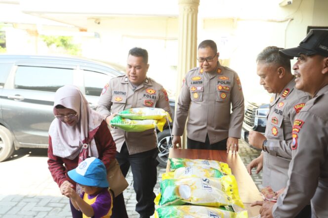 
 Senyum Sumringah Warga, Peroleh Beras Murah dari Polres Gresik di Hari Pangan Sedunia