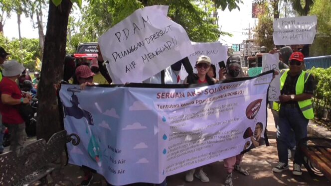
 Warga Alana Regency Tambak Oso Gelar Aksi Solidaritas Air Bersih