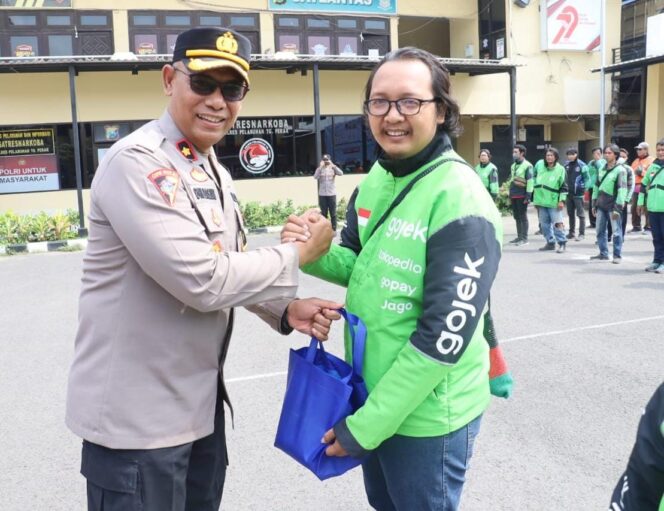 
 Polres Pelabuhan Tanjung Perak dan Komunitas Ojol Bersinergi Jaga Keamanan Surabaya Melalui Apel Kamtibmas