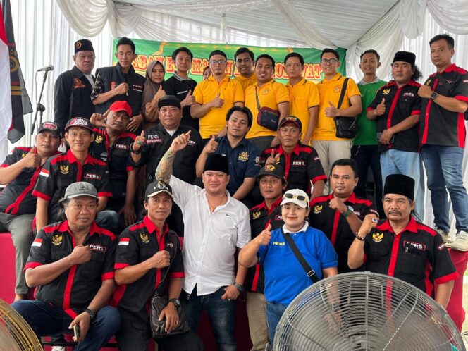 Abah Edy Macan Gelar Khitan Massal dan Bagi-Bagi Sembako, Ratusan Warga Rungkut Antusias Hadiri Acara Sosial Radar CNN