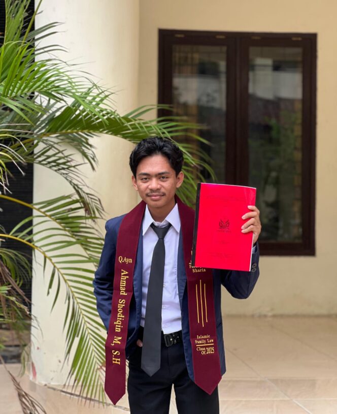 Anak Petani di Camplong Raih Gelar Sarjana Hukum, Jadi Inspirasi Generasi Muda