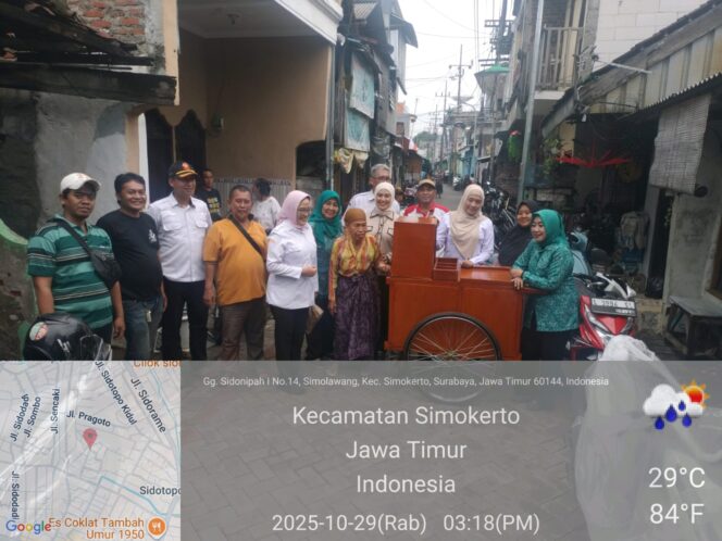Camat Simokerto Serahkan Rombong Usaha untuk Dukung Kemandirian Warga dan Program Kampung Pancasila