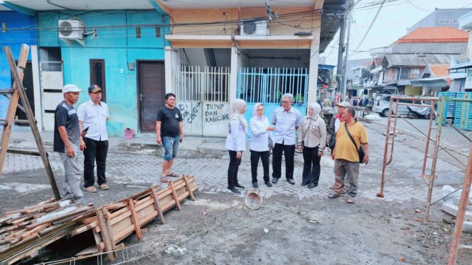 Camat Simokerto Tinjau Pembangunan Posko RW 2 Simolawang, Dorong Inovasi Ekonomi dan Gotong Royong Warga