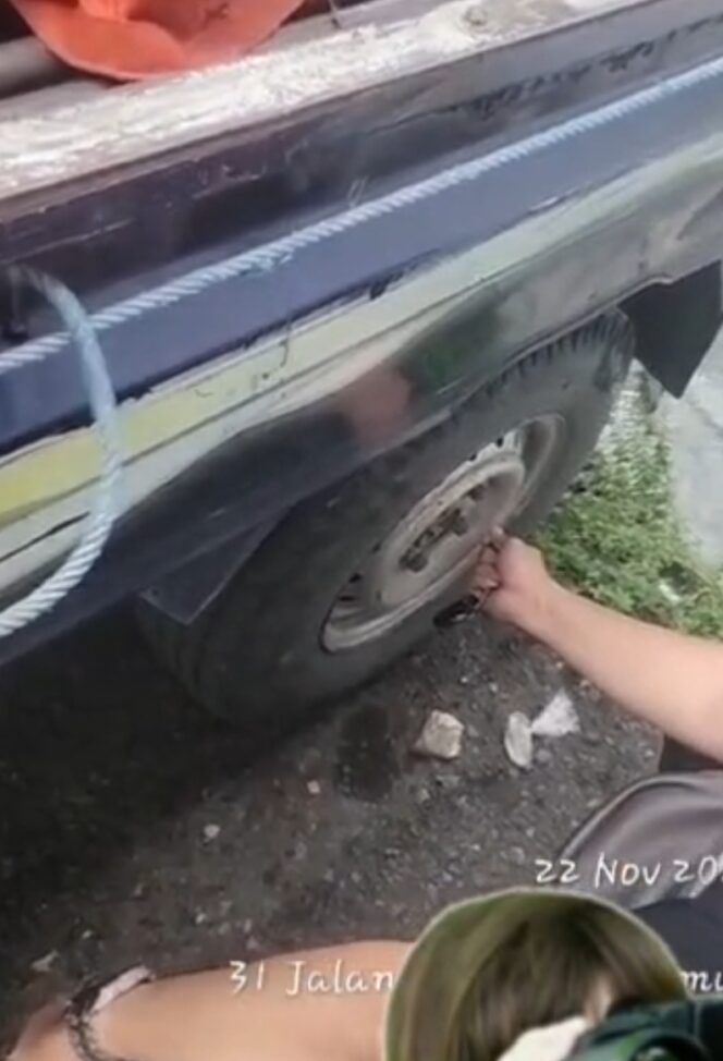 
 Catut Nama Jatanras Polda Jatim, Oknum Mengaku Wartawan Kempesi Ban Mobil