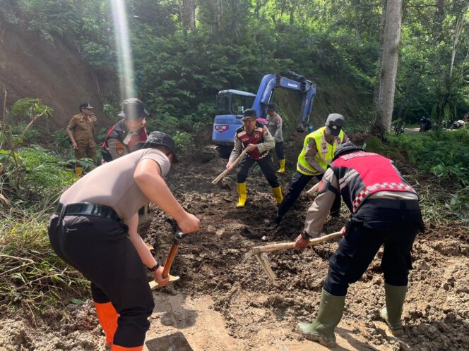 
 Polres Batu Terjunkan Puluhan Personel Tangani Longsor di Ngantang, Akses Malang – Blitar Kembali Lancar
