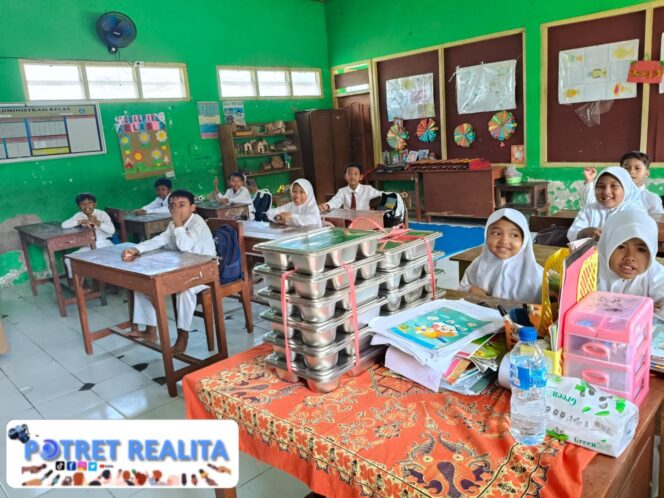 
 Senyum Ceria Pelajar Sambut Makan Bergizi Gratis dari Polres Ngawi