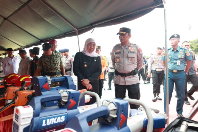 
 Kapoda Jatim Bersama Gubernur Tinjau Kesiapan Alat Mitigasi Bencana Hadapi Cuaca Ekstrem