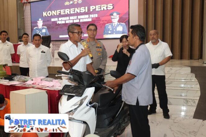 
 Polda Jatim Kembalikan Motor kepada Pemiliknya Usai Ditemukan Saat Operasi Sikat Semeru 2025