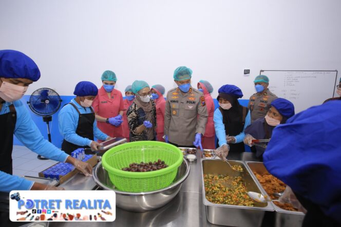 
 Di SPPG Polres Madiun Ada Menu Nasi Pecel Bergizi untuk Pelajar di Sekolah