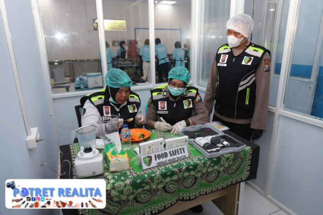 
 Tim Dokkes Lakukan Uji Food Safety di SPPG Polres Magetan 2 Poncol