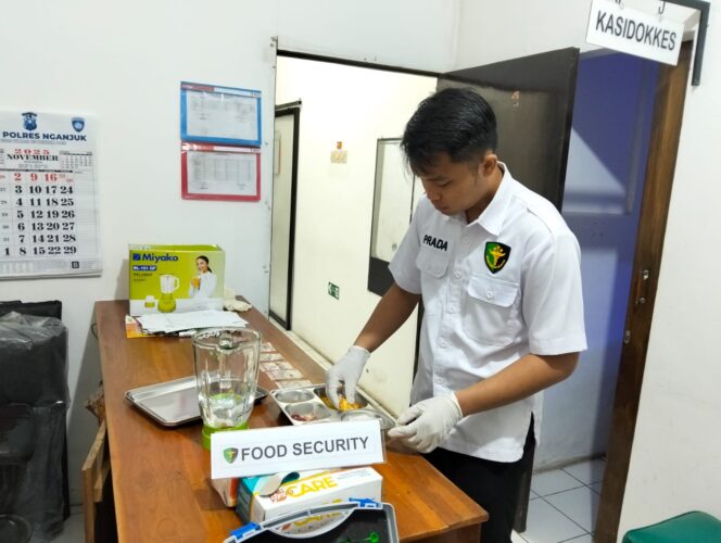 
 Food Safety : Sidokkes Polres Nganjuk Cek Bahan dan Makanan di SPPG Pace