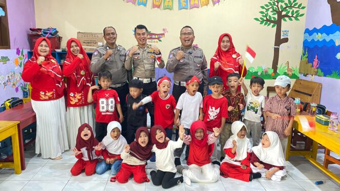 
 Satlantas Polresta Sidoarjo Kenalkan Profesi Polri Lewat Program “Polantas Menyapa Anak” di TK Al Amin