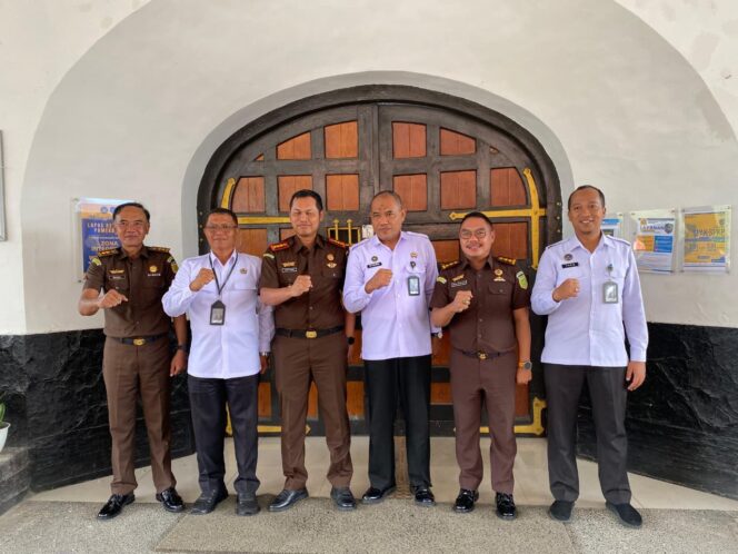 
 Perkuat Sinergitas Antar Aparat Penegak Hukum, Kalapas Narkotika Pamekasan Lakukan Silaturahmi dengan Kejari dan Kalapas Pamekasan