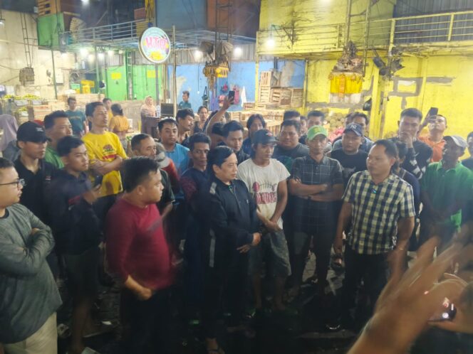 
 Pedagang Pasar Buah Surabaya Tolak Pembatasan Jam Operasional, Desak Wali Kota Tinjau Ulang Aturan