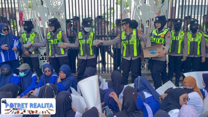 
 Aksi Humanis: Polwan Bojonegoro Berbagi Air Mineral kepada Massa Unjuk Rasa