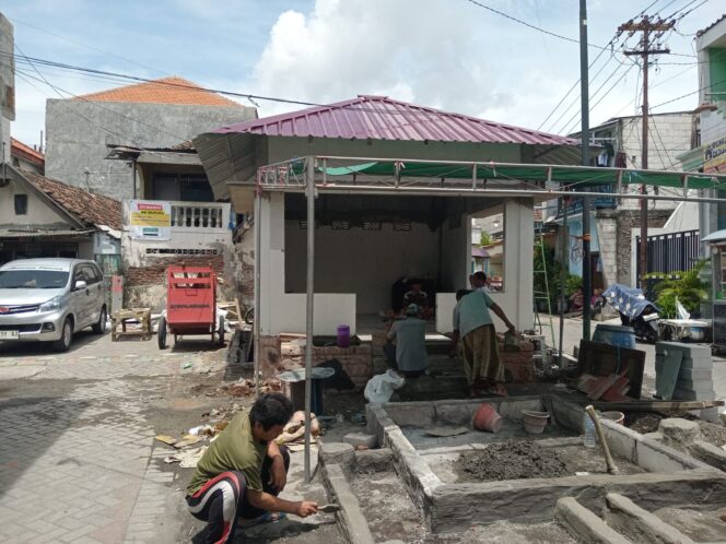 
 Semangat Gotong Royong RW 2 Simolawang: Warga dan Karang Taruna Bangun Posko kampung Pancasila hingga 85 Persen