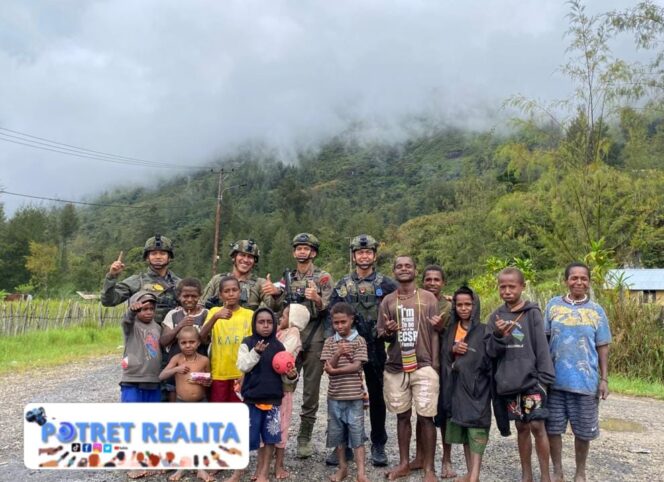 
 Personel Ops Damai Cartenz Tebar Keceriaan Bersama Anak-Anak di Distrik Bibida, Paniai