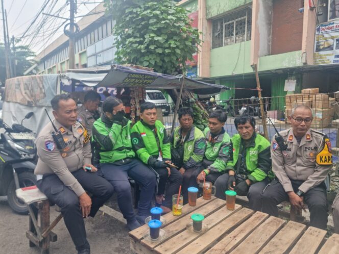 
 Gencarkan Tertib Berlalu Lintas, Polres Tanjung Perak Edukasi Pengemudi Ojol dalam Operasi Zebra Semeru 2025