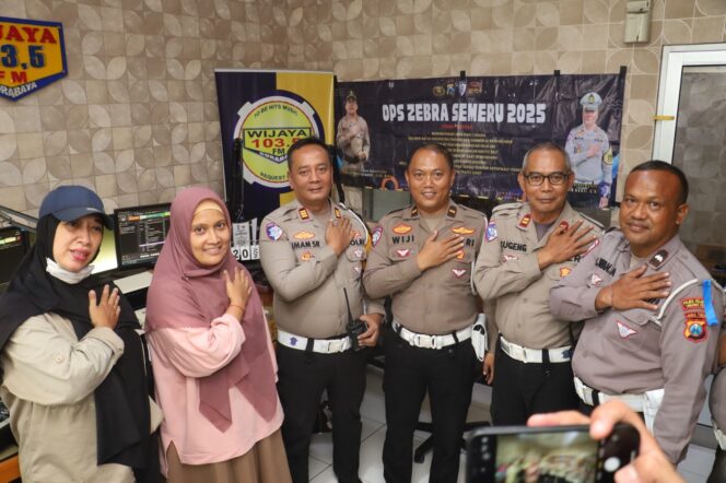 
 Operasi Zebra 2025: Satlantas Tanjung Perak Edukasi Masyarakat Lewat Talkshow Radio