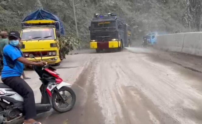 
 Polres Lumajang Kerahkan Water Canon Bersihkan Sisa APG Semeru di Jembatan Besuk Koboan