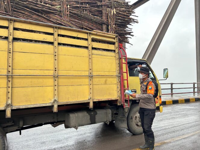 
 Tim SAR Polda Jatim Bagikan Masker ke Warga Terdampak Abu Vulkanik Semeru
