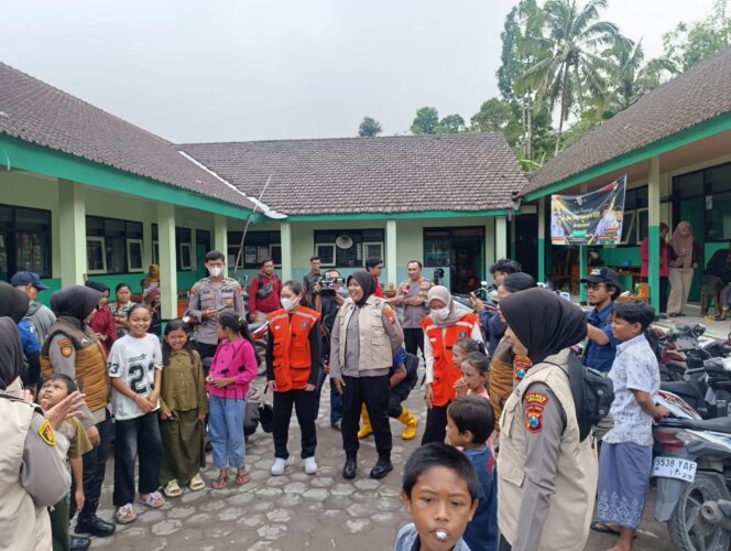 
 Polda Jatim Berikan Trauma Healing untuk Anak – anak di Pengungsian Dampak Erupsi Gunung Semeru