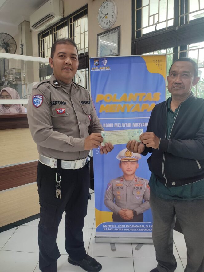 
 Satlantas Polresta Sidoarjo Dekatkan Pelayanan ke Masyarakat Lewat Program “Polantas Menyapa”
