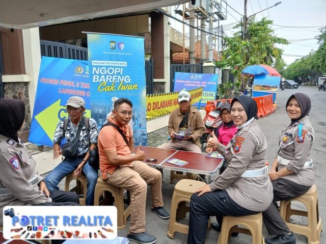 
 Ditlantas Polda Jatim Ngopi Bareng Warga Sosialisasi Tertib Lalin di Operasi Zebra Semeru