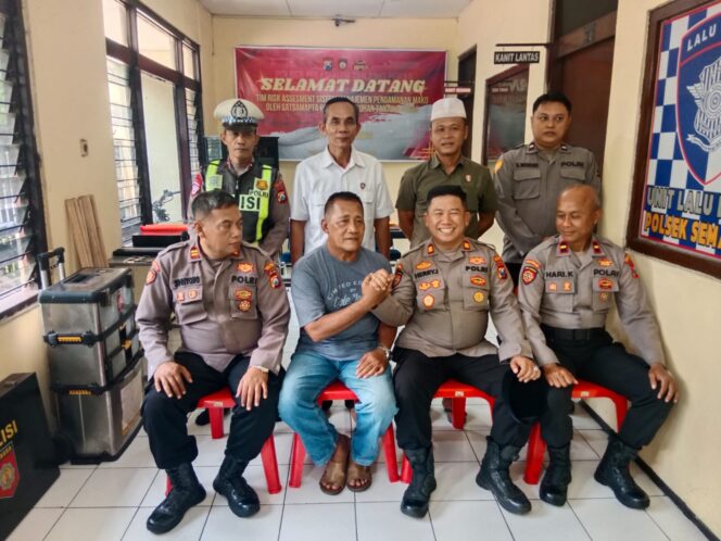 
 Penuh Haru: Aiptu Warto Resmi Purna Tugas, Polsek Semampir Berikan Penghormatan Terakhir