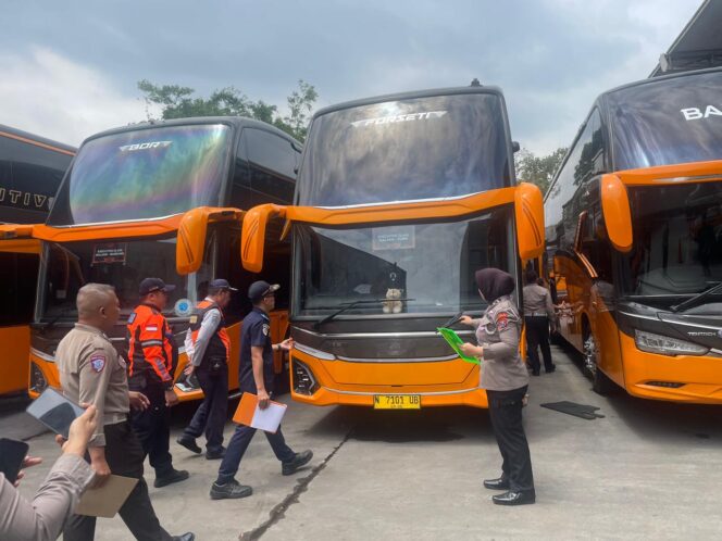 
 Polres Malang Cek Kelayakan Bus Pariwisata Jelang Nataru