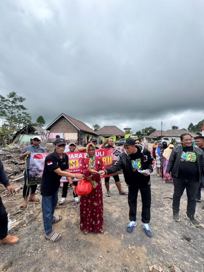 
 Puluhan Kendaraan Logistik Jawara Bersatu Melaju ke Lumajang Bantu Warga Terdampak Semeru