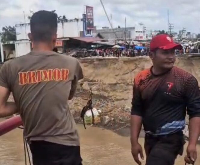 
 Brimob Aceh Pasang Sling dan Evakuasi Warga di Lokasi Jembatan Putus Bireuen