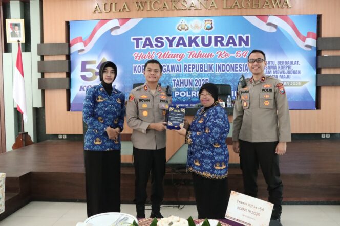 
 Tasyakuran HUT KORPRI Ke – 54 di Polres Gresik, Kapolres Ajak ASN Jadi Prajurit Kebhinekaan