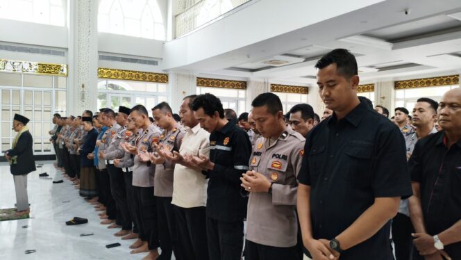 
 Polresta Sidoarjo Gelar Shalat Ghaib dan Doa Bersama untuk Korban Bencana di Aceh, Sumut dan Sumbar