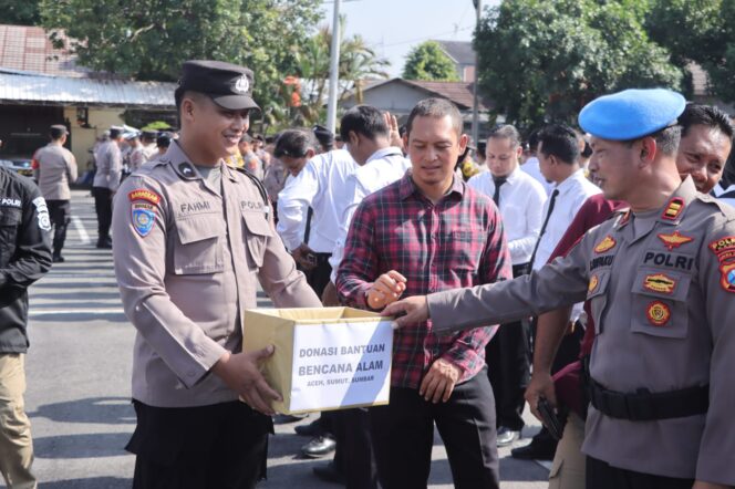 
 Wujud Empati, Jajaran Polres Kediri Kompak Galang Dana untuk Korban Bencana Sumatera