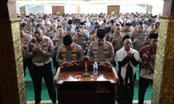 
 Ribuan Personel Polda Jatim Laksanakan Shalat Ghaib untuk Korban Banjir Bandang dan Longsor