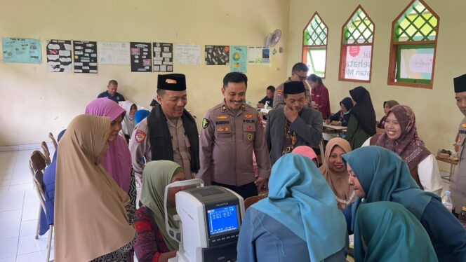 
 Akses Kesehatan untuk Semua, Polres Gresik Gelar Baksos di Ponpes Al Amin Kedamean