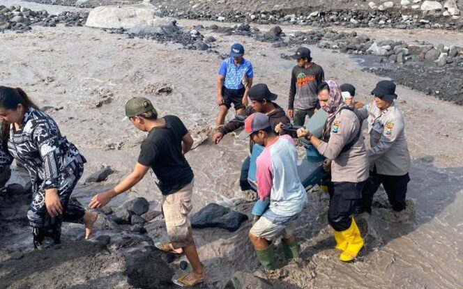 
 Polisi Evakuasi Warga Terdampak Banjir Lahar Semeru di Lumajang