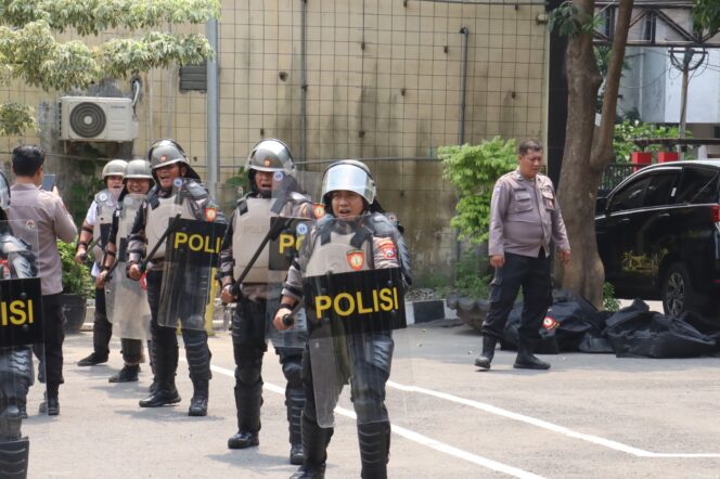 
 Kapolres Pelabuhan Tanjung Perak Pimpin Latihan Dalmas, Tunjukkan Empati pada Anggota