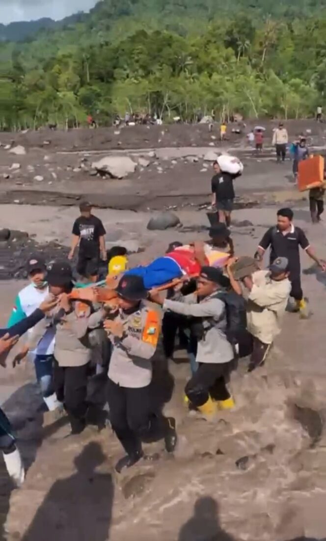 
 Polri di Garis Terdepan Tangani Dampak Banjir Lahar Dingin Semeru, Ratusan Warga Candipuro Mengungsi