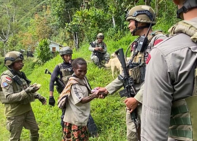 
 Satgas Ops Damai Cartenz Gelar Patroli Humanis di Kampung Apom, Perkuat Kepercayaan Masyarakat Papua Pegunungan
