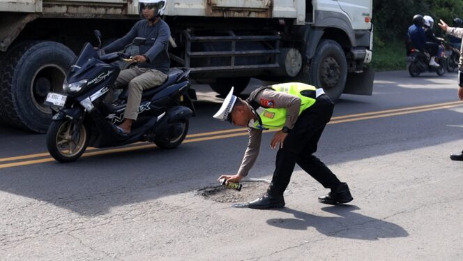 
 Jelang Nataru 2025–2026, Satlantas Polres Gresik Survei dan Tandai Jalan Rusak di Jalur Utara
