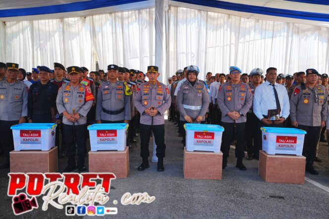 
 Wujud Empati, Kapolri Beri Bantuan kepada Anggota Polri Korban Bencana di Sumbar