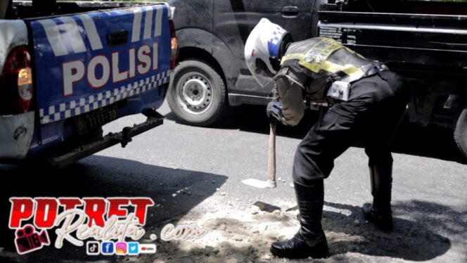 
 Cegah Kecelakaan Nataru, Satlantas Polres Gresik Lakukan Tambal Sulam Darurat Jalan Dr. Wahidin